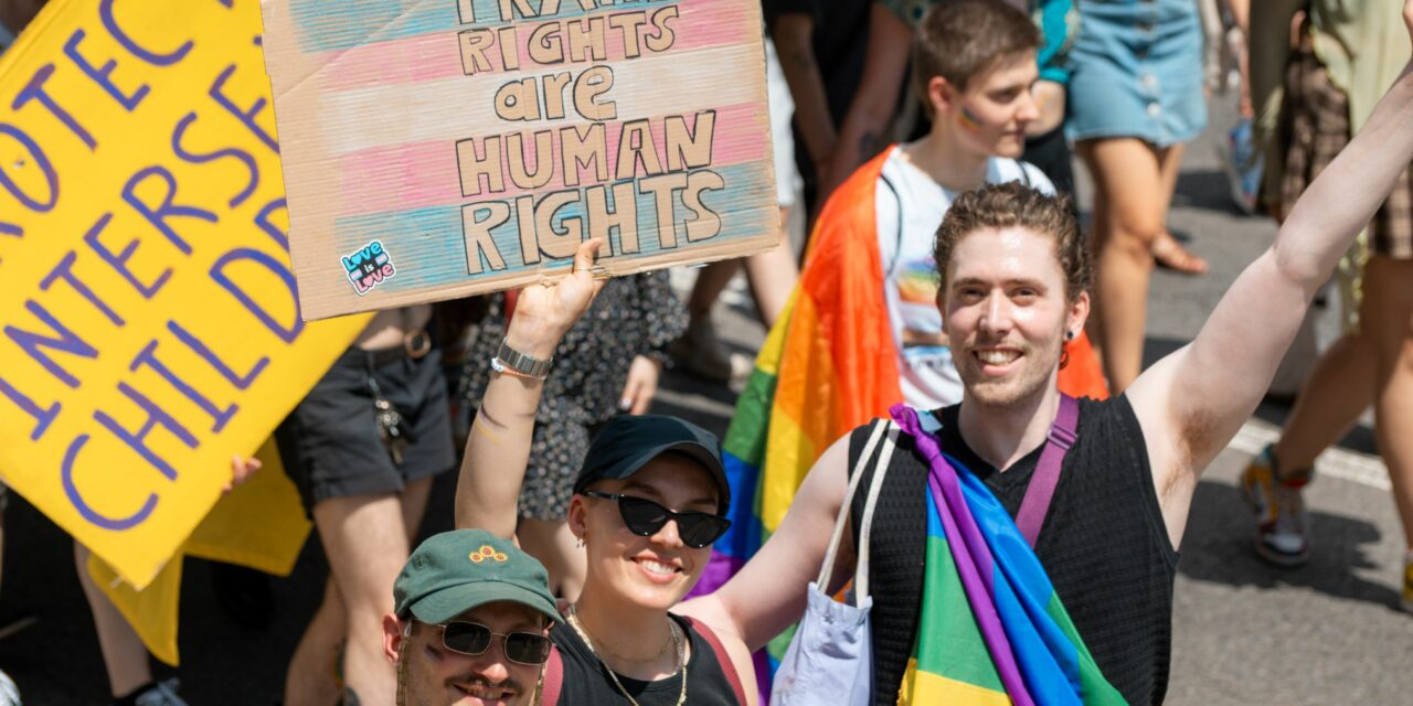 Ab mit der rosaroten Brille: Ein Blick auf die Erforschung der Selbstwahrnehmung und die der Gruppendynamiken in der luxemburgischen LGBTIQ+-Community