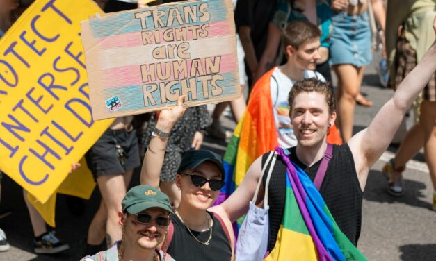 Ab mit der rosaroten Brille: Ein Blick auf die Erforschung der Selbstwahrnehmung und die der Gruppendynamiken in der luxemburgischen LGBTIQ+-Community