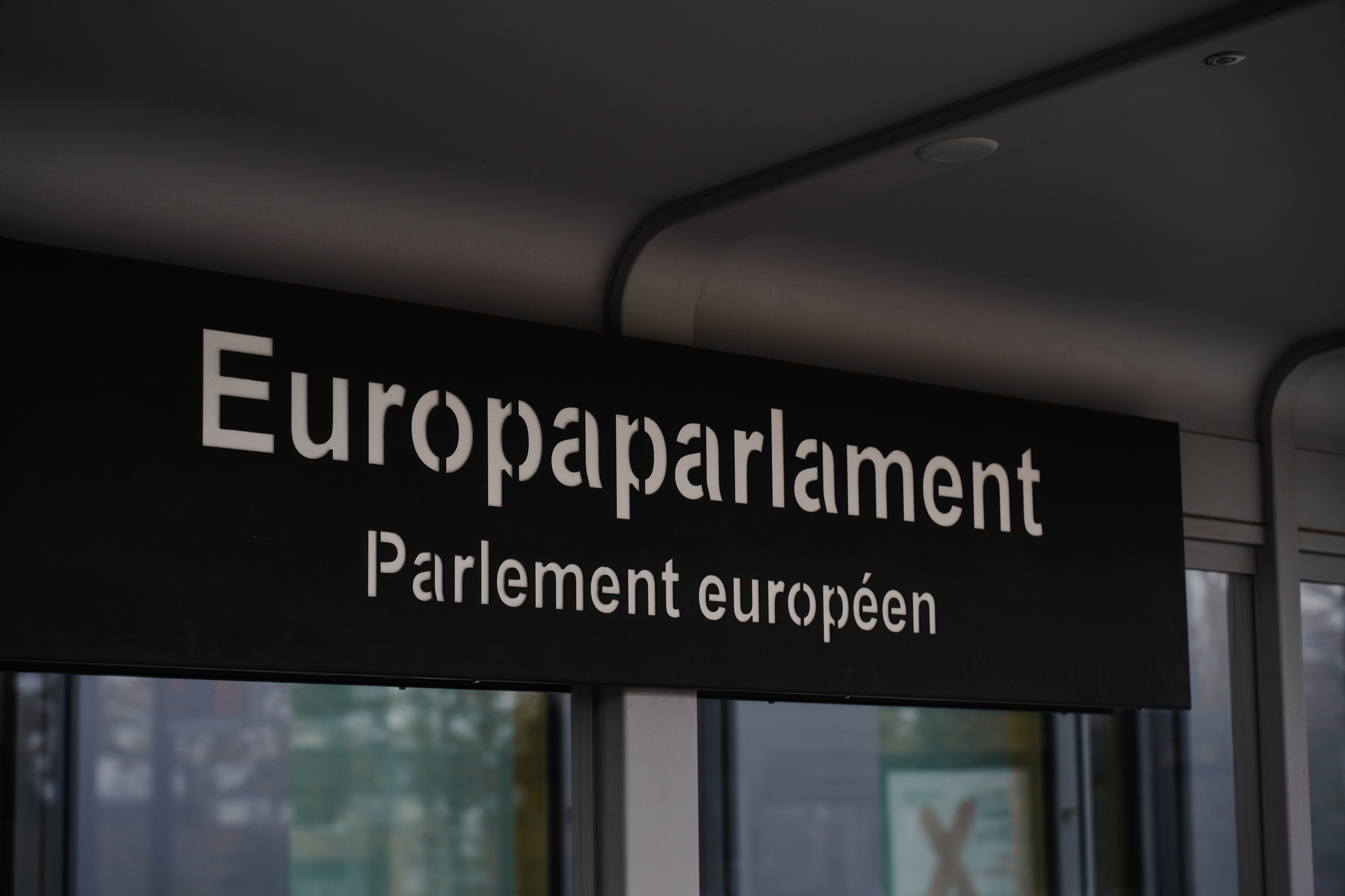 Le pacte européen sur la migration et l’asile : Quel est son impact sur les personnes queer demandeurs·ses d’asile ?