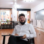 « Les titres n&rsquo;ont pas beaucoup d&rsquo;importance. Ce qui compte, ce sont les liens. » – Entretien avec Marco/Yasin Linguri – Imam musulman trans et bâtisseur de communautés spirituelles